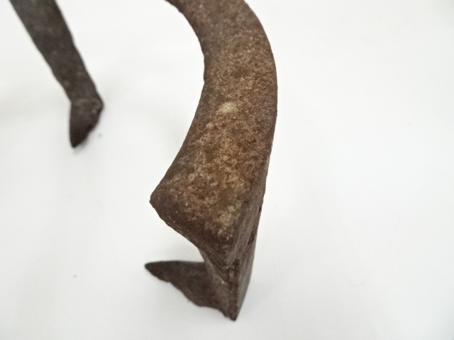  釜師　高木治良兵衛造　中爪風炉五徳（共箱）